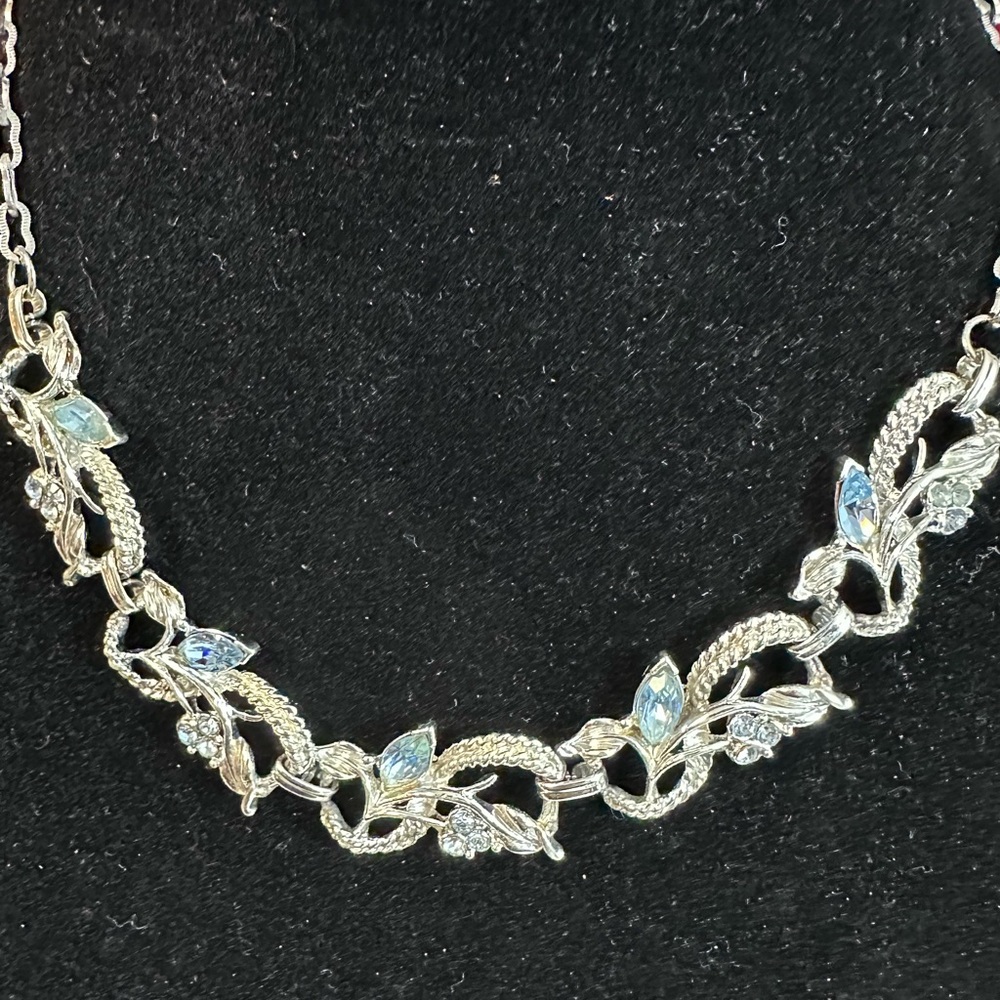 216- Vtge Silver CORO Look Link AQUA BLUE Accents Glass 16” Necklace